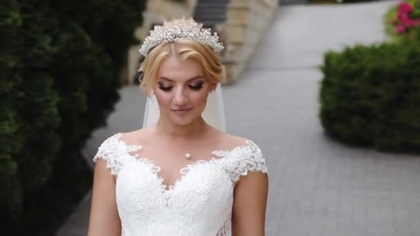 美丽的年轻新娘在公园的镜头 — 图库视频影像
