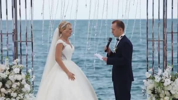 Filmagens Noiva Noivo Contando Seus Votos Casamento Durante Cerimônia — Vídeo de Stock
