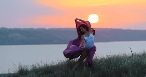 Filmato Una Bella Giovane Donna Che Balla Campo Verde Tramonto — Video Stock