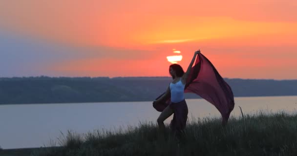 Кадри Красивої Молодої Жінки Танцює Зеленому Полі Заході Сонця — стокове відео