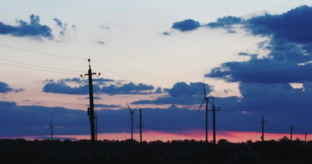 Alacakaranlıkta Yeşil Alanda Rüzgar Türbinleri Doğal Görüntüleri — Stok video