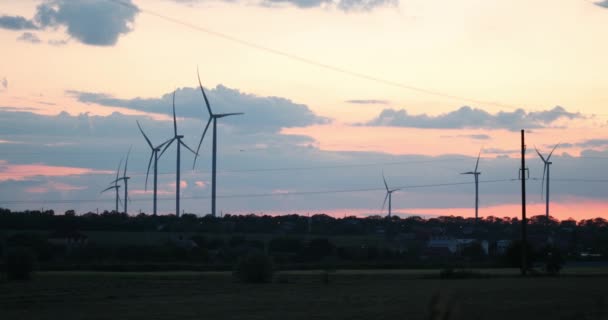 Vyhlídkové Záběry Větrných Turbín Zeleném Terénu Při Soumraku — Stock video