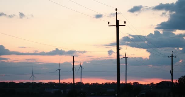 黄昏时分绿地风机的风景画面 — 图库视频影像