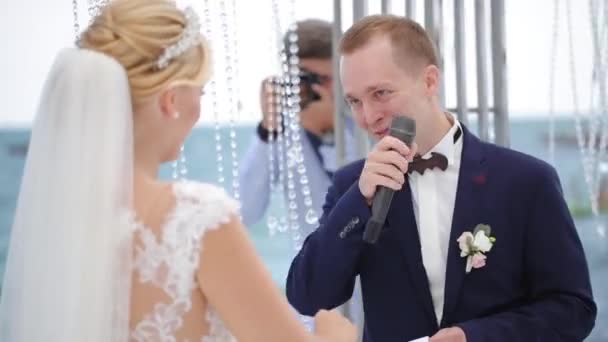 Beelden Van Bruid Bruidegom Vertellen Hun Huwelijk Geloften Tijdens Ceremonie — Stockvideo