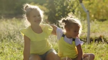 bahçede birlikte vakit geçiren kızların görüntüleri