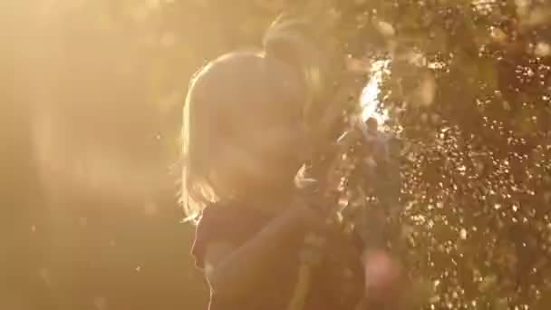 Imágenes Adorable Niña Regando Plantas Jardín — Vídeo de stock