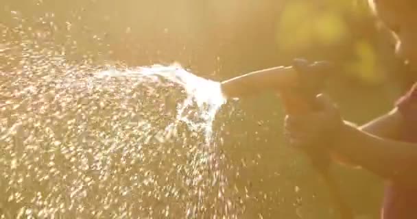 Imagens Adorável Menina Regando Plantas Jardim — Vídeo de Stock