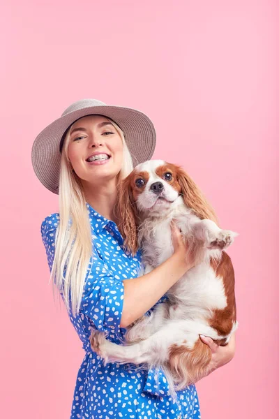 Portrét Usmívající Mladé Blonďaté Ženy Letním Klobouku Objímající Krále Charlese — Stock fotografie