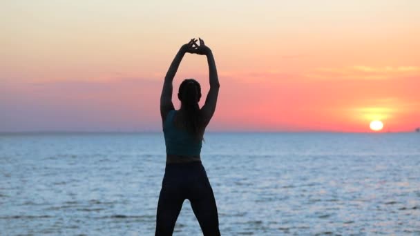 Imágenes Una Joven Forma Estirándose Orilla Del Mar Atardecer — Vídeos de Stock