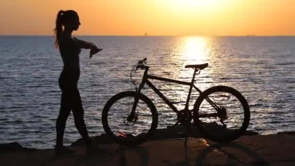 Images Jeune Femme Forme Marchant Vélo Sur Bord Mer Coucher — Video