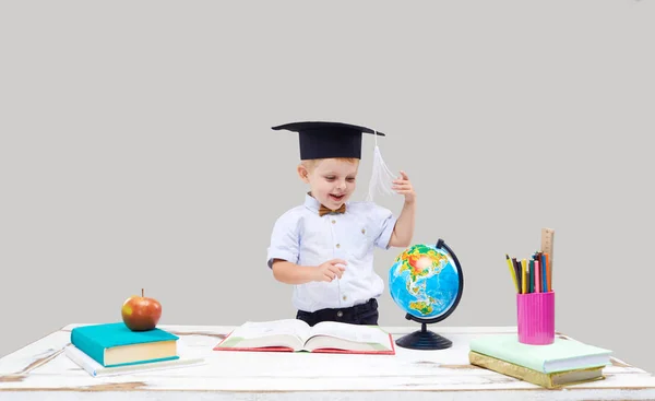 Niño Inteligente Inteligente Prodigio Niño Con Sombrero Está Estudiando Geografía —  Fotos de Stock