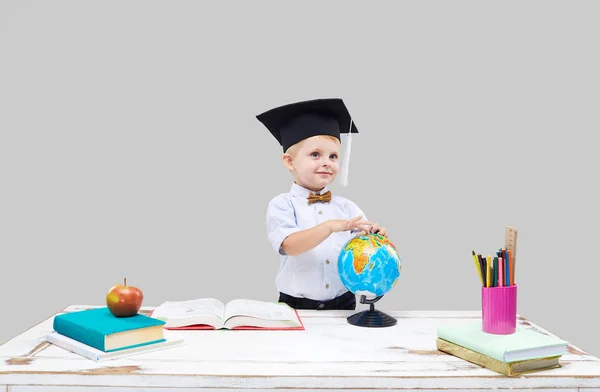 Smarta Och Smarta Barn Prodigy Liten Pojke Hatt Studerar Geografi — Stockfoto