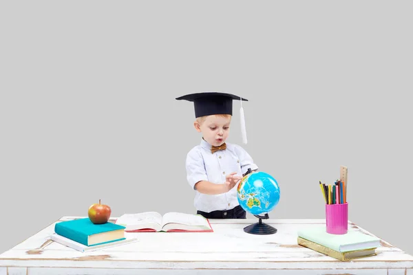 Smarta Och Smarta Barn Prodigy Liten Pojke Hatt Studerar Geografi — Stockfoto