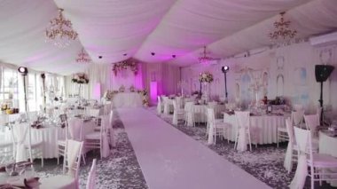 pembe ışık ile düğün töreni için dekore ziyafet salonu