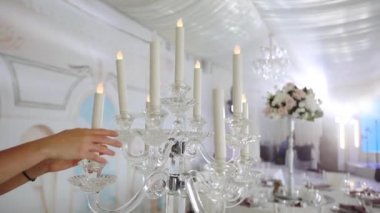kadın salonda dekoratif mumlar ve buket üzerinde anahtarları