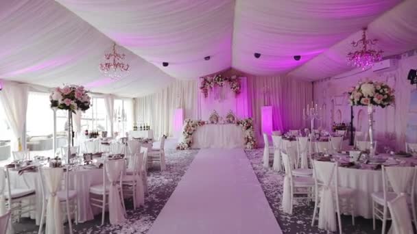 Movimento de volta ao longo de desfiladeiros salão de banquetes decorado para casamento — Vídeo de Stock