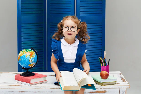 Niño Inteligente Vuelta Escuela Tiempo Feliz Lindo Niño Industrioso Gafas —  Fotos de Stock