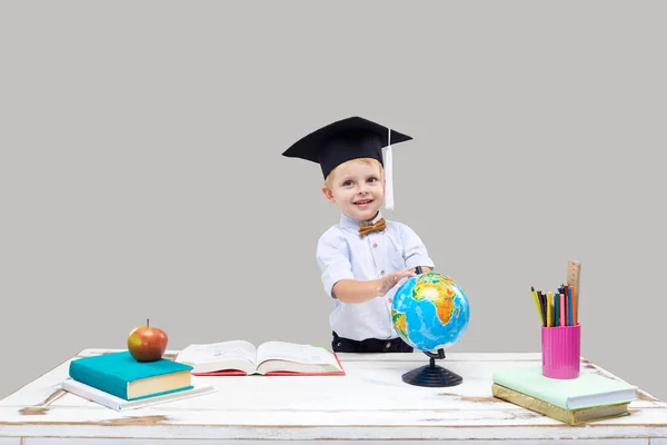 Slim Slim Kind Prodigy Een Kleine Jongen Een Graduation Cap — Stockfoto