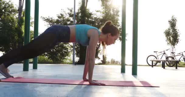 Sportowy Lady ćwiczenia i wzmacnia mięśnie brzucha — Wideo stockowe