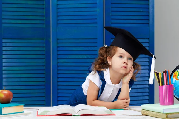 Smart Småbarn Kid Tillbaka Till Skolan Söt Flitig Barnflicka Examen — Stockfoto