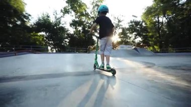 t-shirt ve şort çocuk gri funbox üzerinde scooter sürmek