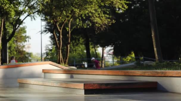 Chico salta en marrón escalera montar scooter en skate park — Vídeos de Stock