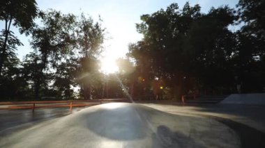 kask çocuk havuzda gri piramit üzerinde scooter sürmek