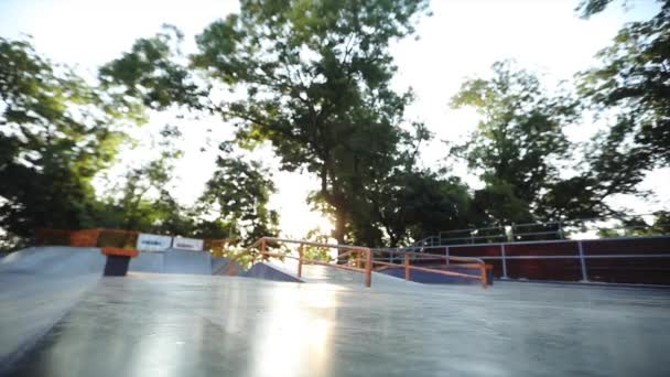 Junge Skaterin zeigt Tricks auf moderner Rampe — Stockvideo