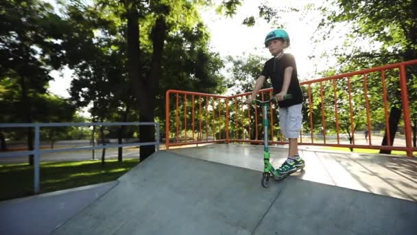 Skoncentrowany chłopiec stoi na krawędzi rampy basen i przejażdżki — Wideo stockowe
