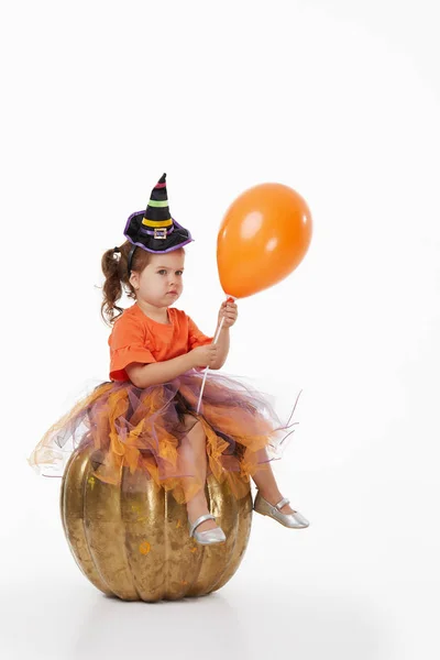 Feliz Halloween Linda Niña Alegre Traje Bruja Sentada Sobre Una —  Fotos de Stock