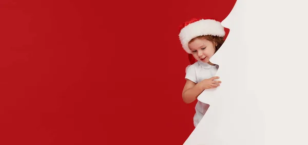 Happy Little Girl Dziecko Santa Hat Wgląd Zza Pustego Baneru — Zdjęcie stockowe