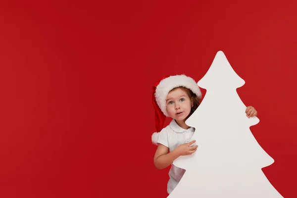 Happy Little Girl Dziecko Santa Hat Wgląd Zza Pustego Baneru — Zdjęcie stockowe