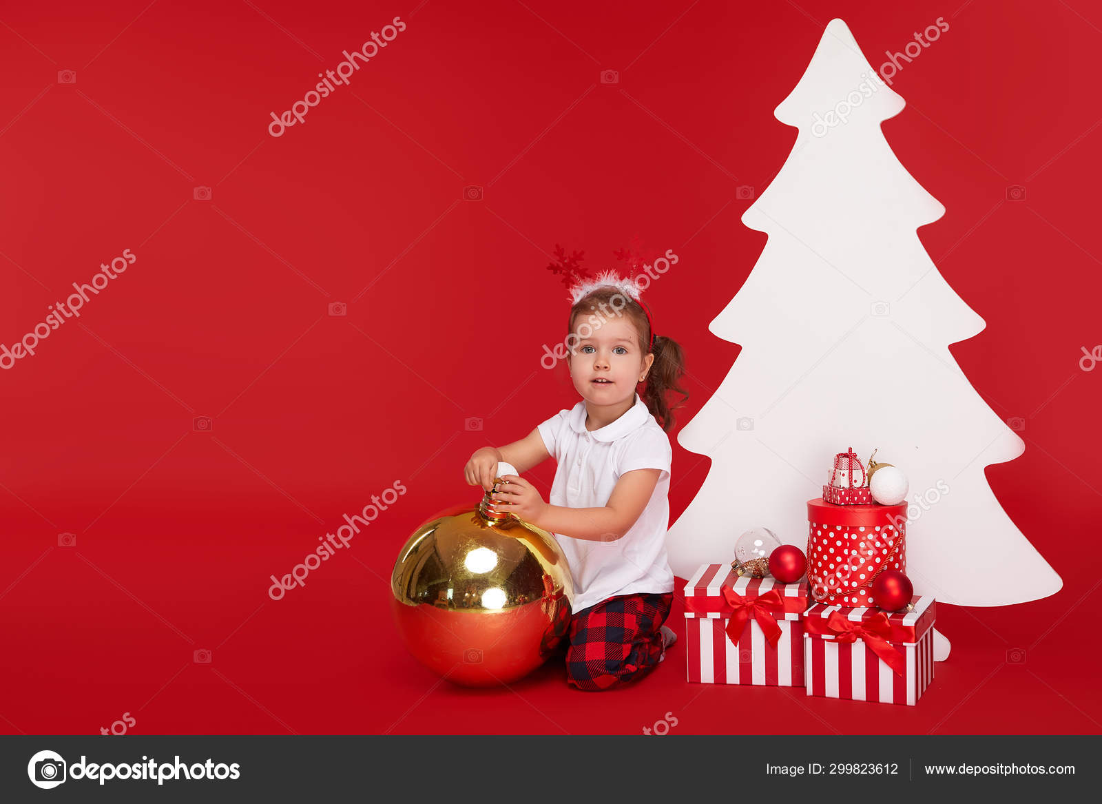Criança Menina Feliz Papai Noel Lado Uma Árvore Natal Branco fotos, imagens  de ©  #299823612