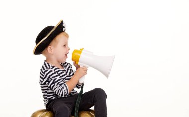 Cadılar Bayramı'nda mutlu çocuk. Korsanlar karnaval kostümleri komik küçük çocuk büyük bir turuncu kabak üzerinde oturan ve beyaz arka plan üzerinde bağırmak bir hoparlör içine konuşan. Hediye ver yoksa karışmam. Metin için alan