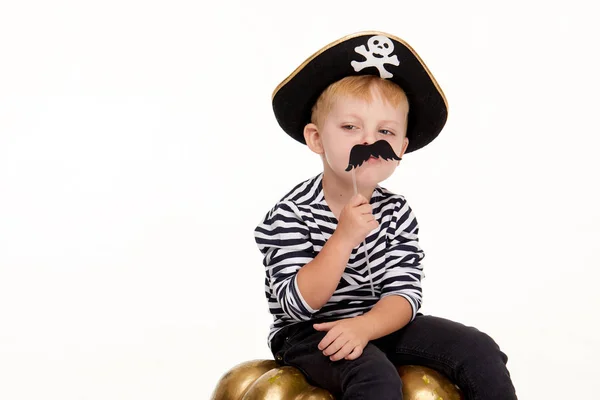 Šťastné Dítě Halloween Legrační Chlapeček Kostýmech Pirátů Bílém Pozadí Umělý — Stock fotografie