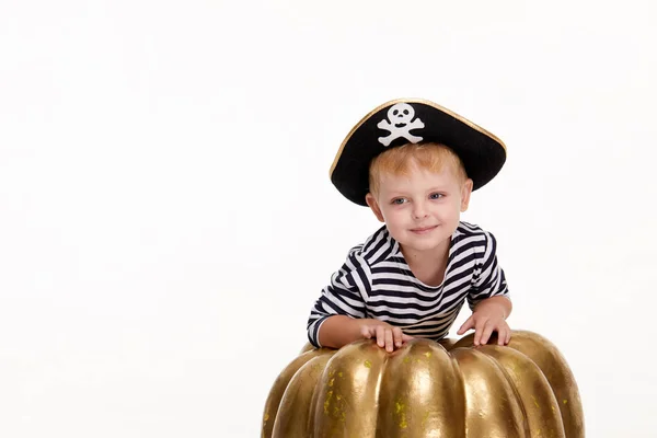 Щаслива Дитина Хелловін Веселий Маленький Хлопчик Карнавальних Костюмах Піратів Стоять — стокове фото
