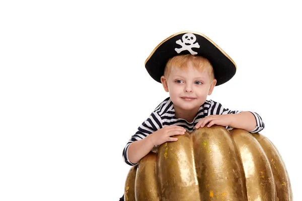 Feliz Niño Halloween Niño Divertido Trajes Carnaval Piratas Pie Con —  Fotos de Stock