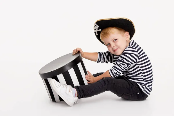 Šťastné Dítě Halloween Zábavný Chlapeček Kostýmech Pirátů Otevírá Dárkovou Schránku — Stock fotografie