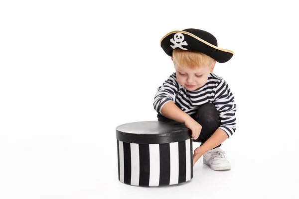 Šťastné Dítě Halloween Srandovní Chlapeček Kostýmech Pirátů Který Drží Sváteční — Stock fotografie