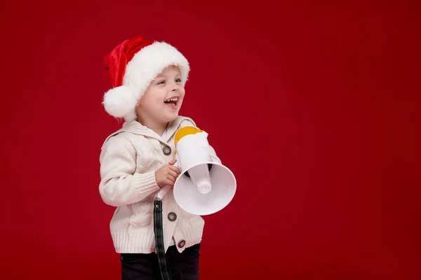 모자에 행복한 소년입니다 크리스마스 메가폰으로 외치는 엑스레이와 배경에 텍스트에 — 스톡 사진