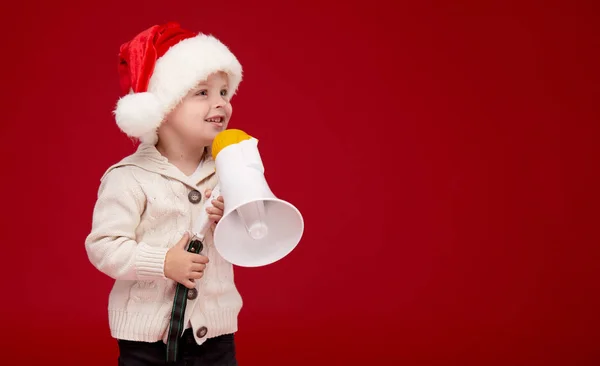 모자에 행복한 소년입니다 크리스마스 메가폰으로 외치는 엑스레이와 배경에 텍스트에 — 스톡 사진