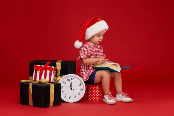 Joyeux Enfant Fille Chapeau Père Noël Près Des Boîtes Cadeaux — Photo