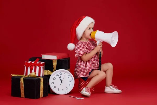 Niña Feliz Sombrero Santa Con Gran Despertador Regalo Chico Gritando —  Fotos de Stock