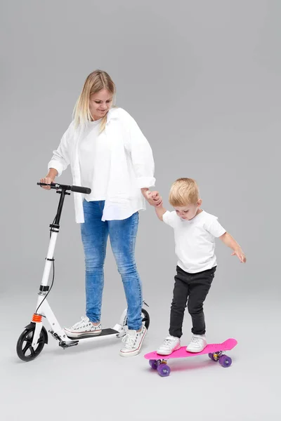 Young Woman Child Boy Standing Scooter Skateboard Mom Teaches Son — Stock Photo, Image