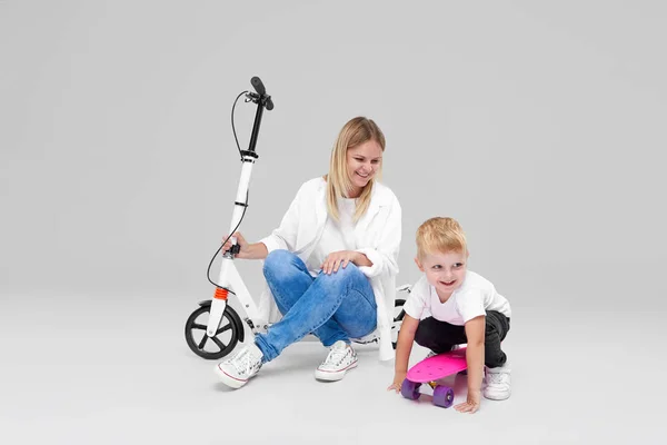 Young Woman Child Boy Standing Scooter Skateboard Mom Teaches Son — Stock Photo, Image