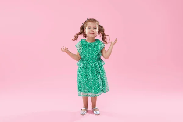 Αστείο Μικρό Παιδί Νήπιο Κορίτσι Μοντέρνο Πράσινο Φόρεμα Απομονώνεται Ροζ — Φωτογραφία Αρχείου