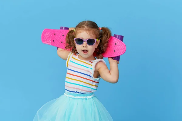 Menina Pequena Fresco Roupas Brilhantes Óculos Sol Carregando Skate Sobre — Fotografia de Stock