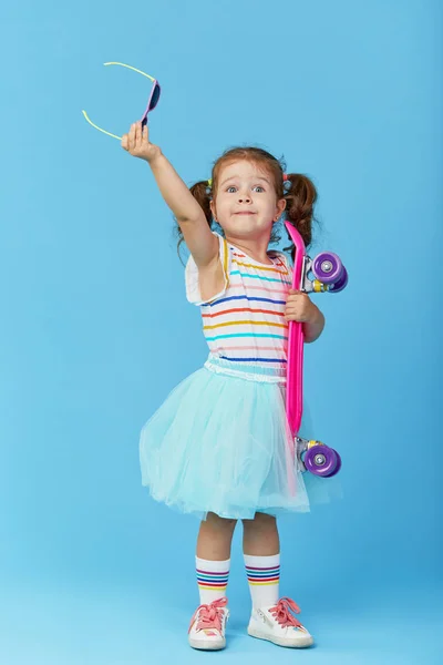 Cool Niña Pequeña Ropa Mezclilla Sienta Monopatín Divertido Mirando Cámara —  Fotos de Stock