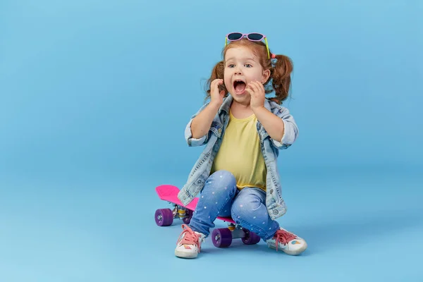 Menina Pequena Fresco Roupas Ganga Senta Skate Engraçado Olhando Para — Fotografia de Stock