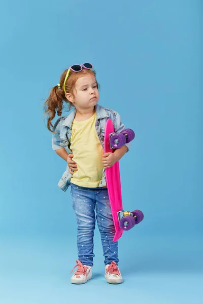 Cool Kis Kisgyermek Lány Denim Ruhákat Tart Gördeszka Vicces Nézi — Stock Fotó